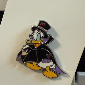 2025 Disney Hidden Mickey Donald Duck Seasons Pin- Halloween Vampire